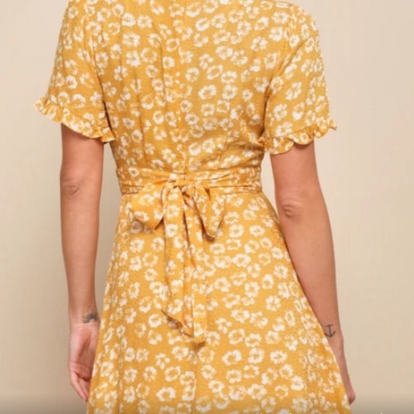 Lulus Yellow dress with white flowers. New w/tags. Never worn - Picture 2 of 4